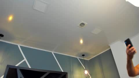  L O R E N Z O  Thumbs Up help  online show from December 17, 2025, 6:03 pm