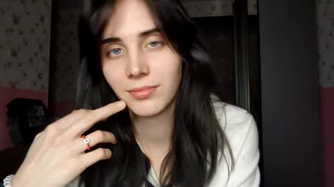 Kira online show from November 12, 2025, 4:18 pm