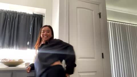 Snapshot of lovellly_ chatting on March 2, 2025, 4:21 pm Love online show from March 2, 2025, 4:21 pm