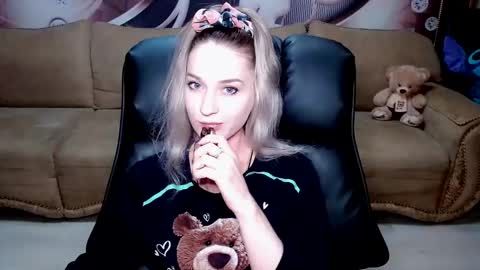 Snapshot of lovellymalina chatting on December 3, 2024, 12:27 pm private open online show from December 3, 2024, 12:27 pm