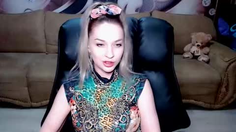 Snapshot of lovellymalina chatting on December 8, 2024, 5:33 pm private open online show from December 8, 2024, 5:33 pm