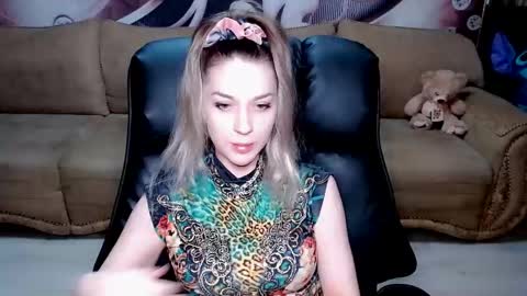 Snapshot of lovellymalina chatting on March 11, 2025, 9:02 am private open online show from March 11, 2025, 9:02 am