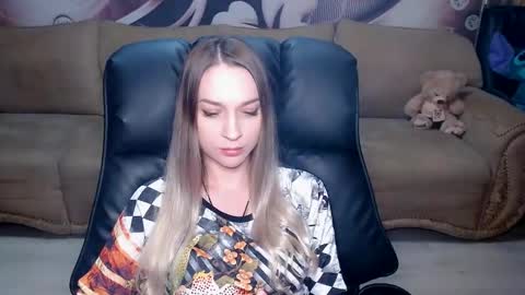 Snapshot of lovellymalina chatting on March 12, 2025, 8:51 am private open online show from March 12, 2025, 8:51 am