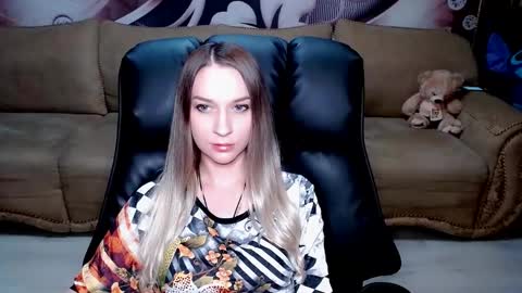 Snapshot of lovellymalina chatting on March 12, 2025, 11:53 am private open online show from March 12, 2025, 11:53 am
