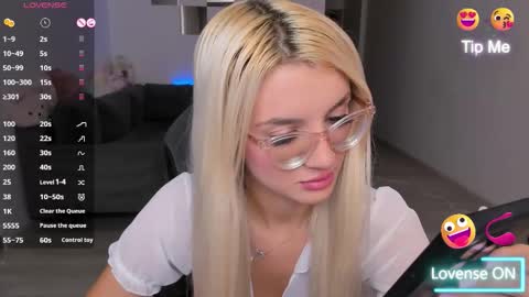 lovelybianca_ online show from October 17, 2025, 7:27 pm