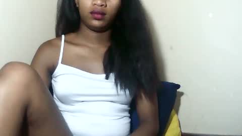 lovelylarra online show from November 18, 2025, 7:51 pm