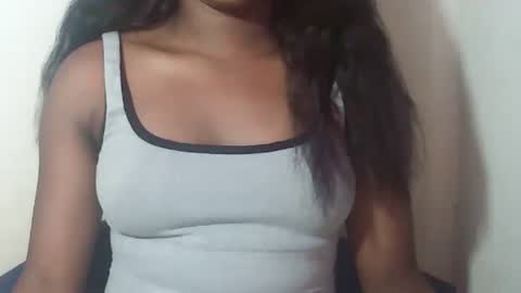 lovelylarra online show from March 4, 2026, 12:11 pm