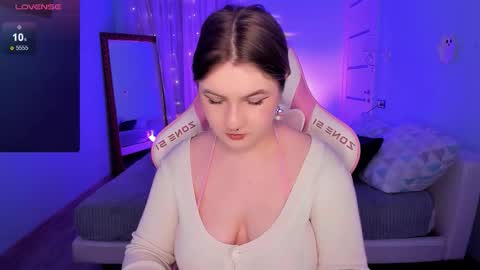 Julia  online show from December 3, 2025, 8:23 am