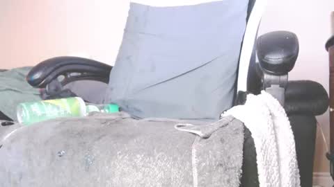 lovetobeused online show from November 28, 2025, 6:16 am