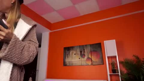 Snapshot of lovingblondie chatting on February 1, 2026, 4:22 am Nora online show from February 1, 2026, 4:22 am