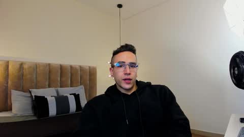 luca_morettii online show from September 19, 2025, 12:17 pm