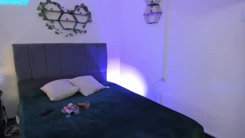 Lucero  online show from December 14, 2025, 3:23 am