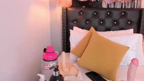 Lucia online show from October 27, 2025, 7:18 pm