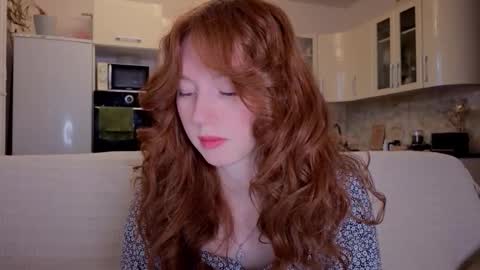 Lucia online show from September 25, 2025, 4:00 pm