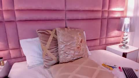  lucia wallace  online show from February 28, 2025, 2:09 am