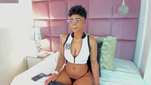  lucia wallace  online show from October 19, 2025, 12:44 am