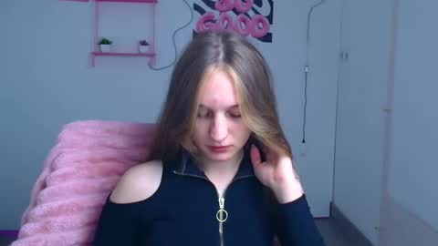 Snapshot of lucieamour_ chatting on November 15, 2025, 12:13 pm Lucie online show from November 15, 2025, 12:13 pm