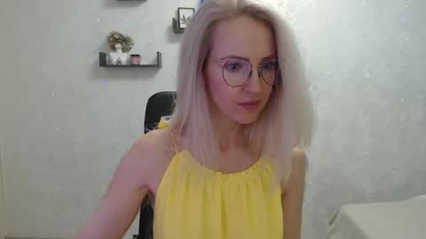Snapshot of luckcristal chatting on March 5, 2025, 6:56 pm Arina online show from March 5, 2025, 6:56 pm