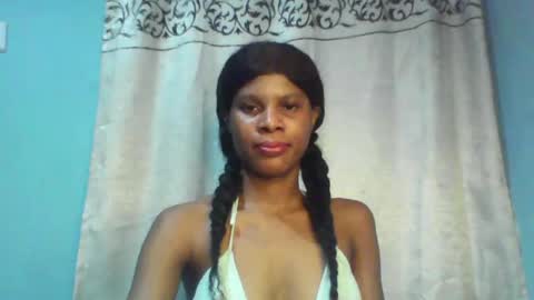 Snapshot of luckymadequeen chatting on January 3, 2025, 12:11 am Gloria online show from January 3, 2025, 12:11 am