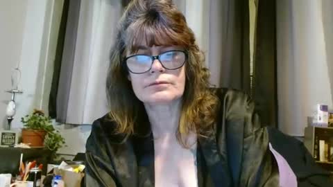 lucylling online show from February 22, 2025, 7:12 am