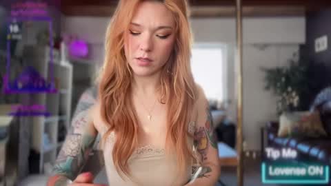 Snapshot of luebeam chatting on February 18, 2025, 8:03 pm Luubeam INSTA luubeammm TWITTER lunaisreallycu1 online show from February 18, 2025, 8:03 pm