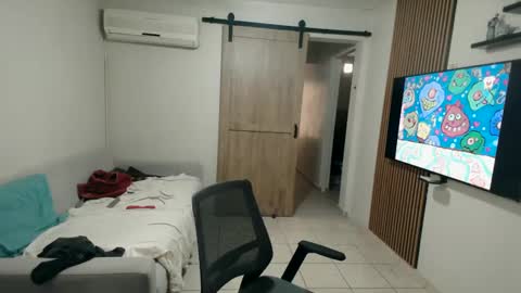 luis_flr online show from September 21, 2025, 10:33 pm