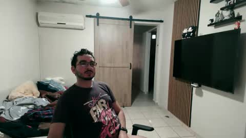 luis_flr online show from February 1, 2026, 3:10 pm