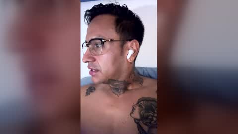 Snapshot of luisjg24hrs chatting on April 1, 2026, 5:43 pm luisjg24hrs online show from April 1, 2026, 5:43 pm