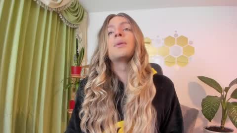 Luka Castillo online show from April 12, 2026, 4:06 am