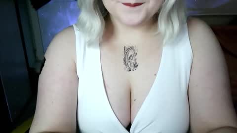 Snapshot of lulovia chatting on February 19, 2026, 9:22 pm lulovia online show from February 19, 2026, 9:22 pm