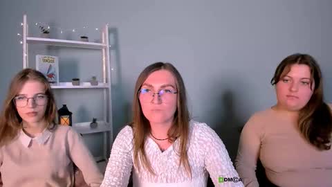 lulu_fly_ online show from October 14, 2025, 2:51 pm