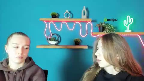lulu_fly_ online show from October 17, 2025, 8:39 am