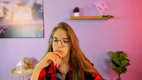 lulu_fly_ online show from October 22, 2025, 9:09 am