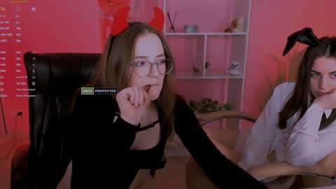 luna_berryy online show from February 6, 2025, 2:33 am