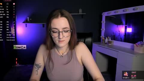 luna_berryy online show from March 11, 2025, 9:26 pm