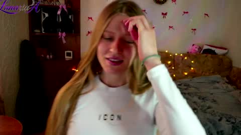 luna_evan online show from April 15, 2026, 8:32 am