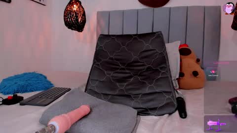 LUNA LOBOO online show from March 31, 2026, 8:04 am