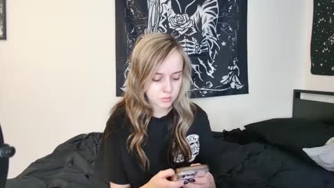 Luna online show from October 8, 2025, 9:34 pm