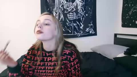 Luna online show from October 14, 2025, 4:02 am