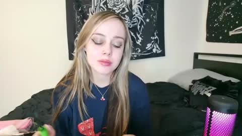 Luna online show from October 21, 2025, 12:33 am