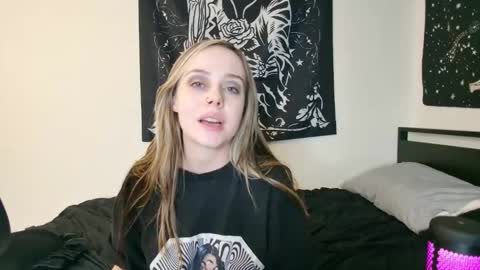 Luna online show from October 23, 2025, 4:12 am