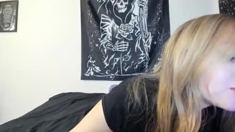 Luna online show from November 19, 2025, 2:22 am