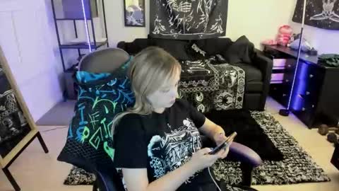 Luna online show from June 8, 2026, 4:02 am