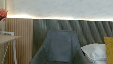 luna_valle online show from April 6, 2026, 8:43 pm