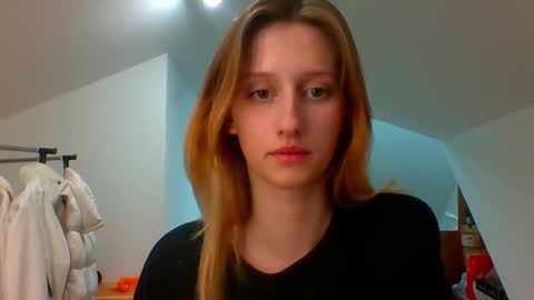 Snapshot of luna_xsensual chatting on December 18, 2024, 2:49 pm L U N A  online show from December 18, 2024, 2:49 pm