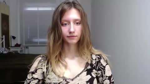 Snapshot of luna_xsensual chatting on October 22, 2025, 6:02 am L U N A  online show from October 22, 2025, 6:02 am