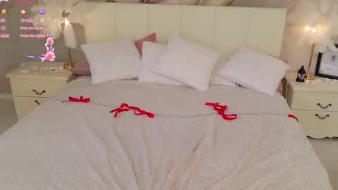 Luna online show from April 17, 2026, 2:42 pm