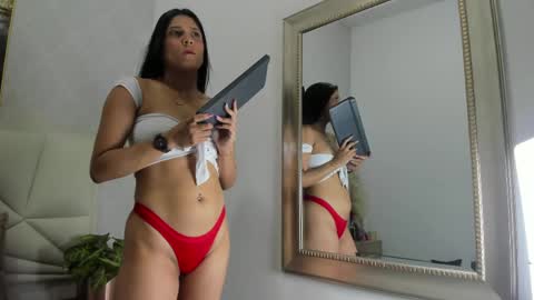 lunaasmithh online show from April 29, 2026, 11:25 am