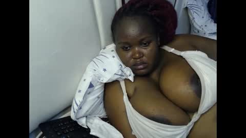 Snapshot of lunabloom01 chatting on January 17, 2026, 9:29 pm lunabloom01 online show from January 17, 2026, 9:29 pm