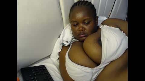 Snapshot of lunabloom01 chatting on February 5, 2026, 4:55 pm lunabloom01 online show from February 5, 2026, 4:55 pm